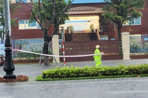 Đà Nẵng: Đường vào sân bay ngập sâu, CSGT căng dây hạn chế phương tiện 