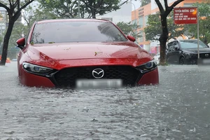 Người Đà Nẵng di dời ô tô vì nhiều điểm ở trung tâm thành phố ngập sâu