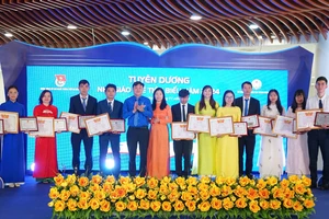 Đà Nẵng tôn vinh giảng viên, giáo viên trẻ và học sinh tiêu biểu