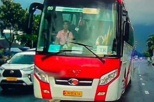 Ô tô chở khách du lịch ngang nhiên chạy ngược chiều trên đường biển