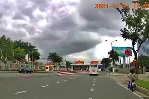 Xe biển xanh của Cảng vụ Hàng không miền Trung chạy ngược chiều