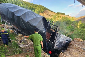 Xe tải lao xuống vực trên cao tốc La Sơn – Tuý loan