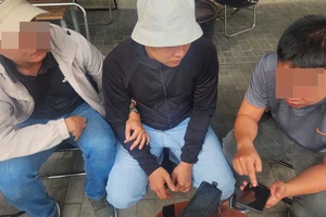 Giả cảnh sát hình sự trùm đầu, còng tay tài xế xe dịch vụ để cướp 