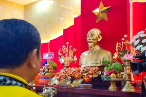 Đoàn công tác chúc Tết ở đảo Cồn Cỏ, Lý Sơn dâng hương Chủ tịch Hồ Chí Minh