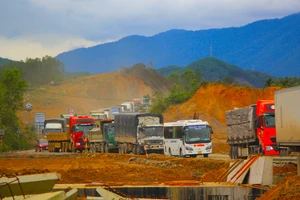 Cao tốc Hòa Liên - Túy Loan thi công gây ùn tắc, xe tải, xe khách 'lách' vào đường dân sinh