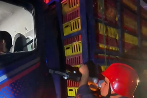 Tài xế mắc kẹt trong cabin sau va chạm trên cao tốc Đà Nẵng - Quảng Ngãi