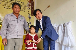 Con gái của nam shipper tử vong được nhà hảo tâm nhận nuôi đến 18 tuổi