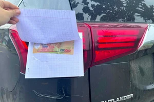 Bé trai nhận mưa lời khen khi viết giấy xin lỗi chủ xe ô tô, kèm tiền đền bù sau khi lỡ đâm vào