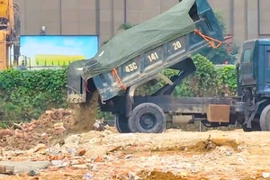 Xử phạt 1 nhà thầu vì nhận 12,5 tấn phế thải vào công trường dự án 