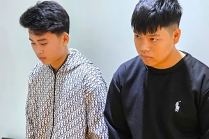 Cho rằng bị nhìn đểu, 2 thanh niên vô cớ đánh người, đập điện thoại