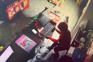 15 cửa hàng tiện lợi bị 2 'đạo chích nhí' đột nhập trộm cắp tài sản