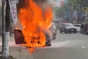 Ô tô bốc cháy ở trung tâm TP Đà Nẵng