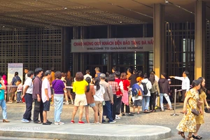 Khách đến Đà Nẵng đông kỷ lục, có thời điểm khu tham quan phải tạm đóng cửa vì quá tải