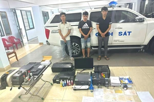 Lần theo vết những kẻ lừa đảo, công an phát hiện nhóm làm giả con dấu