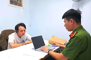 Bắt giam cặp đôi lừa đảo để có tiền tiêu xài