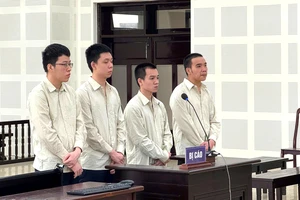 Dùng súng chống trả công an rồi bị kẹt giữa 2 bức tường phải nhờ giải cứu