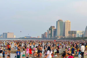 Dòng người liên tục đổ về biển Đà Nẵng giải nhiệt ngày đầu nghỉ lễ 