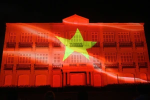 Hàng ngàn người đi xem phim công nghệ 3D Mapping lần đầu tiên ở Đà Nẵng