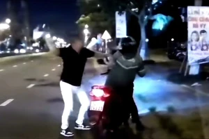 Xác định người dùng nón bảo hiểm đánh liên tiếp vào đầu tài xế xe công nghệ