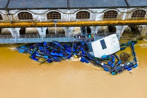 Lũ cuốn trôi bè nuôi cá hàng chục tấn