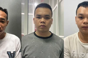 Trinh sát chặn ô tô, bắt giữ 3 người cùng nhiều loại ma tuý