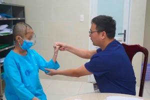 Đang tập văn nghệ, bé 13 tuổi đột quỵ xuất huyết não