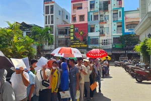 Người dân Đà Nẵng 'xí chỗ' từ chiều hôm trước để đăng ký mua nhà ở xã hội