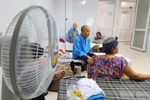 Bệnh viện Ung Bướu Đà Nẵng xoay xở đủ cách giảm quá tải 