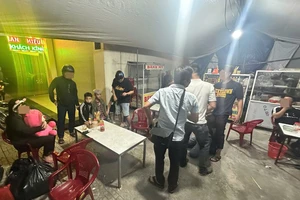 Giải cứu nữ nhân viên quán karaoke bị đánh đập, bán qua nhiều quán