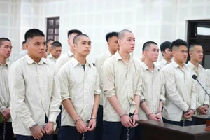 1 cú đấm trong quán karaoke, 26 người phải hầu tòa