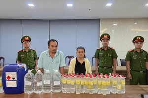 Pha axit với nước giếng để làm giấm giả đưa đi bán