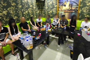 Nữ quản lý quán karaoke bị tạm giữ vì chứa chấp 10 người chơi ma tuý