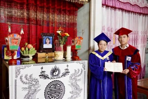 Trao tấm bằng đặc cách cho nữ sinh Trường Đại học Bách khoa ra đi vì suy thận