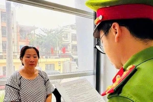 Bắt tạm giam người cho vay lãi nặng, người vay cũng bị khởi tố vì lừa đảo