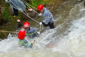 Tìm thấy thi thể người đàn ông mắc kẹt cùng xe máy dưới suối 