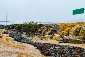 Nước chảy như thác đổ vào nhà dân cạnh cao tốc Hoà Liên – Tuý Loan