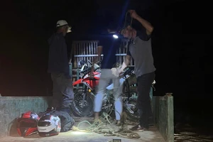 Công an băng rừng giải cứu du khách mắc kẹt trong rừng sâu