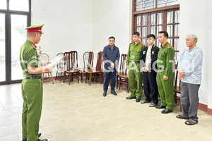 Cầm đao chém người trong quán bi-a khiến nhiều người bỏ chạy