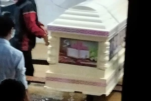 Xót xa cảnh xe cẩu vượt lũ đưa quan tài về quê an táng