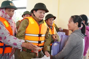 Phó Thủ tướng Mai Văn Chính vào vùng lũ Quảng Trị thăm bà con