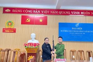 Mang súng lên công an giao nộp sau khi đi xem toà xử án 
