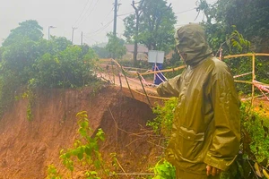 Công an, Biên phòng Quảng Trị trực chốt dưới mưa lũ bảo vệ người dân 
