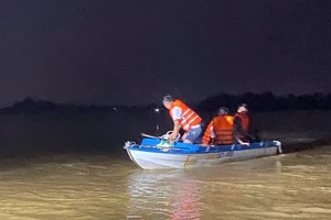 Cứu 4 người chơi vơi giữa sông, không thể vào bờ vì lũ lớn ở Quảng Trị 