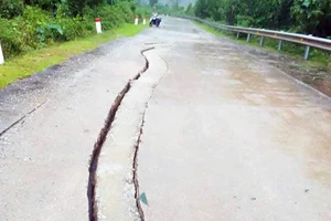 Vết nứt lớn trên đường Hồ Chí Minh nhánh Tây ở Quảng Trị