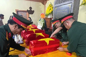 An táng các liệt sĩ ở hang Tám Cô sau khi xác định đầy đủ ADN