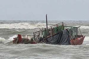 Sóng lớn đánh chìm tàu cá ngay cửa biển Nhật Lệ