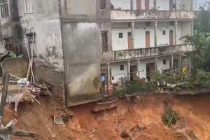 Sập 1 căn nhà và sạt lở nhiều móng nhà cao tầng ở Quảng Trị