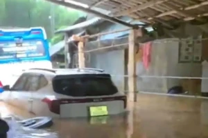 Lũ đổ về nhanh ở Quảng Trị, sơ tán khẩn cấp gần 800 người