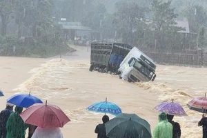 Lũ cuốn xe đầu kéo, tài xế mất tích