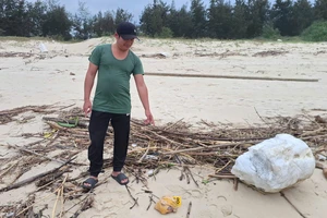 Đang đi nhặt củi thì phát hiện túi nilon nghi chứa ma tuý